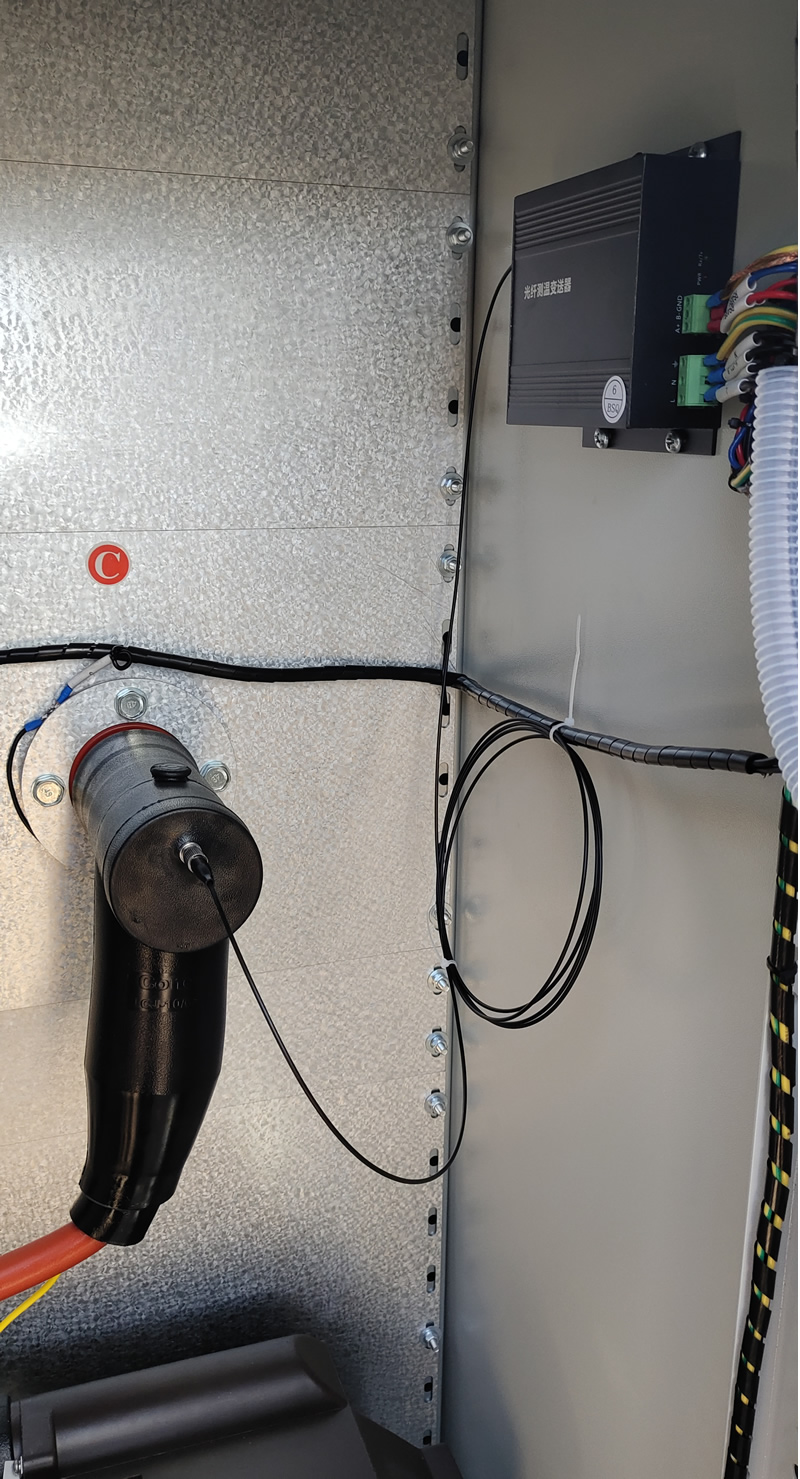 電纜接頭熒光光纖測(cè)溫裝置(圖1) 電纜接頭熒光光纖測(cè)溫裝置(圖1)